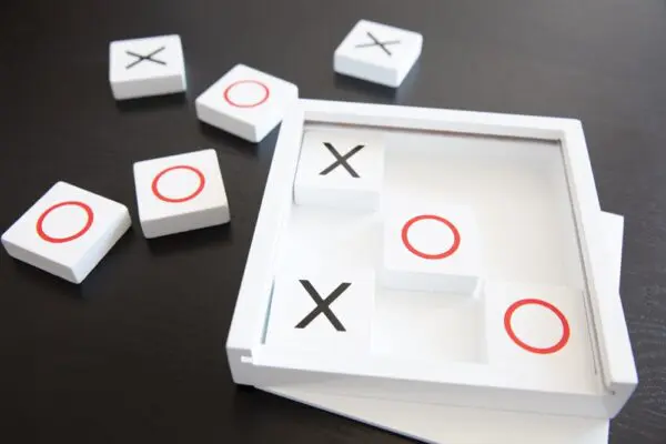 Deluxe Tic Tac Toe Spiel