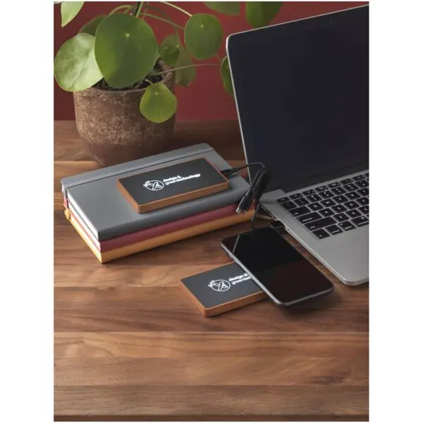 Powerbank SCX.design P35 5.000 mAh aus Holz mit Leuchtlogo