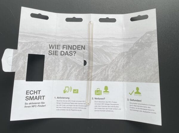 Kofferkarte mit NFC und QR-Code Fundsystem, inkl. Silikonband