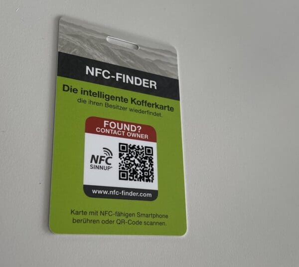 Kofferkarte mit NFC und QR-Code Fundsystem, inkl. Silikonband